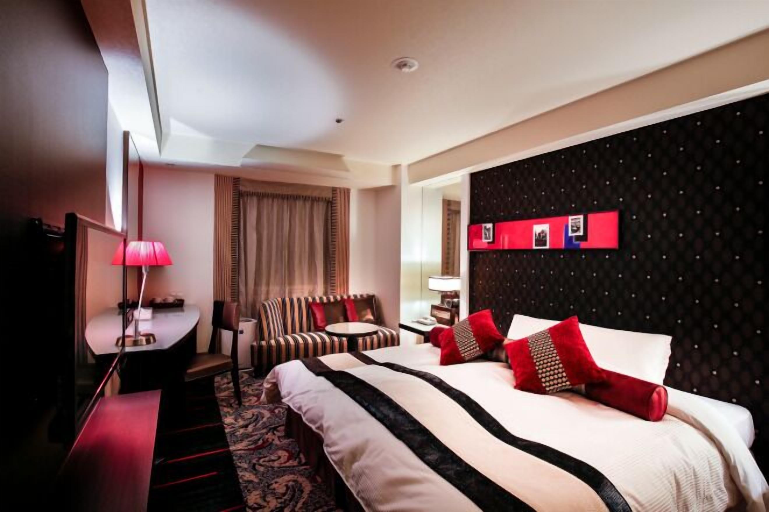 Daunenbettdecken, Schreibtisch, Verdunkelungsvorhänge