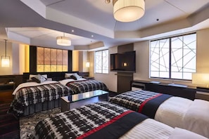 Edredón, escritorio, cortinas blackout y tabla de planchar con plancha