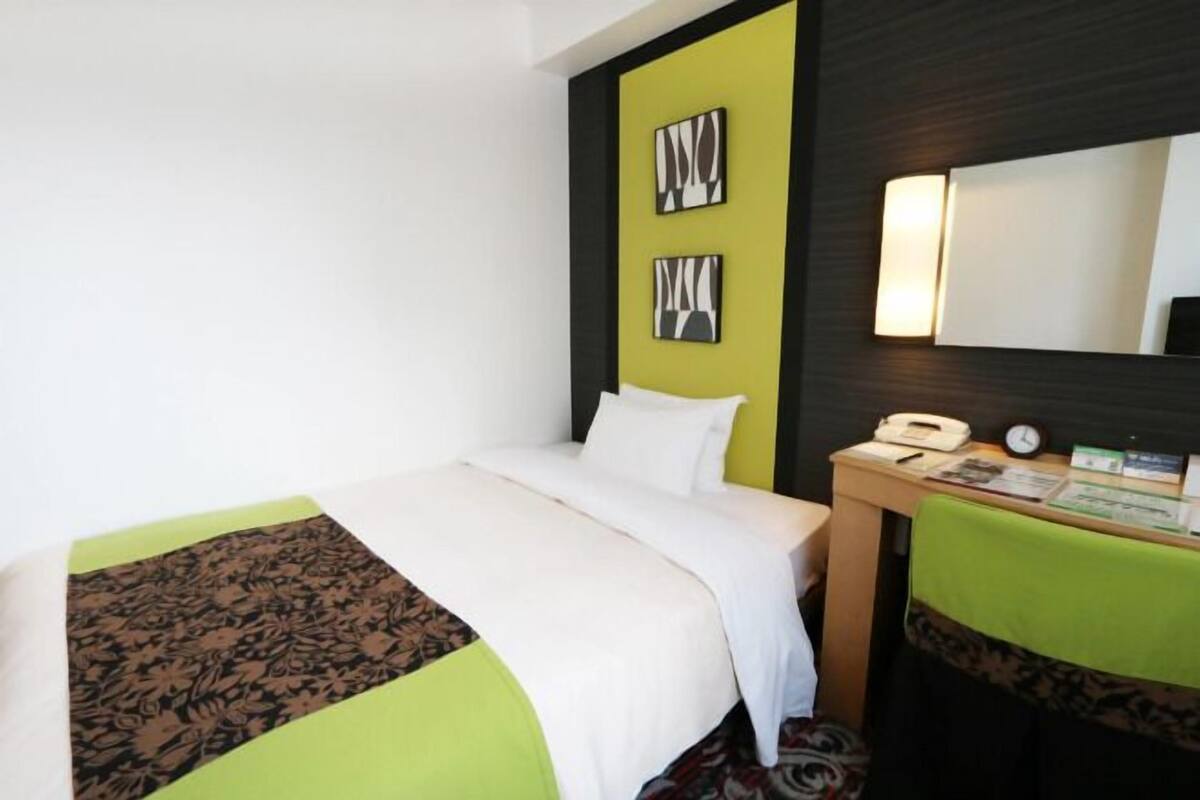 Daunenbettdecken, Schreibtisch, Verdunkelungsvorhänge