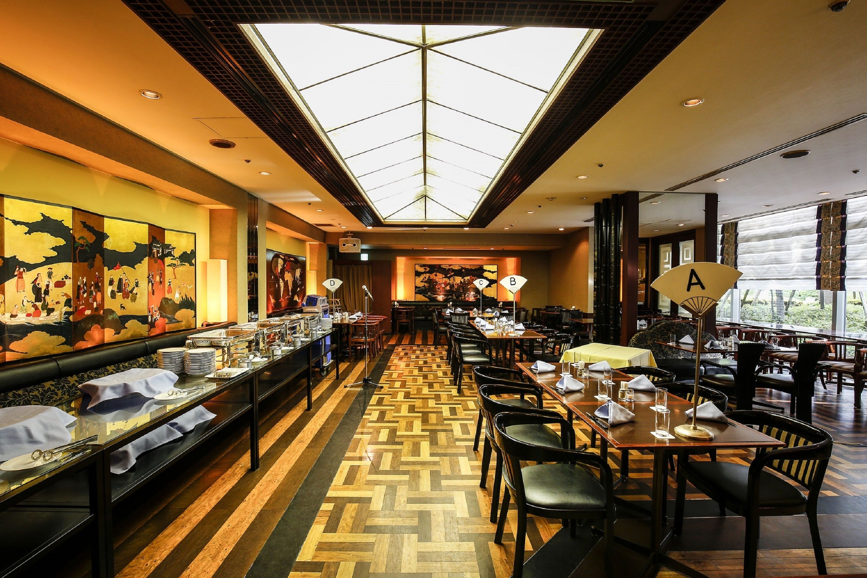 Phục vụ bữa sáng, bữa trưa và bữa tối 