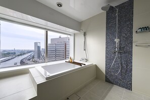 Combined shower/bathtub, free toiletries, hair dryer, bathrobes - Dai-ichi Hotel Tokyo Seafort (Tokyo)