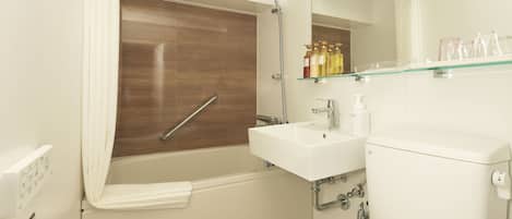 Un baño moderno con bañera, lavabo e inodoro.
