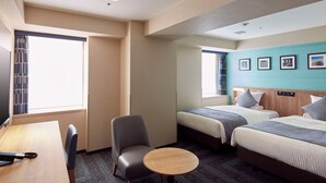 A hotel room with two beds, a desk, a chair, and a small table. - Hotel MyStays Yokohama (Yokohama)