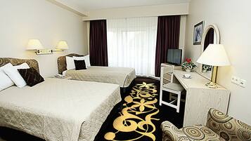 خزنة داخل الغرفة ومكتب وستائر تعتيم ومكواة/لوح كي