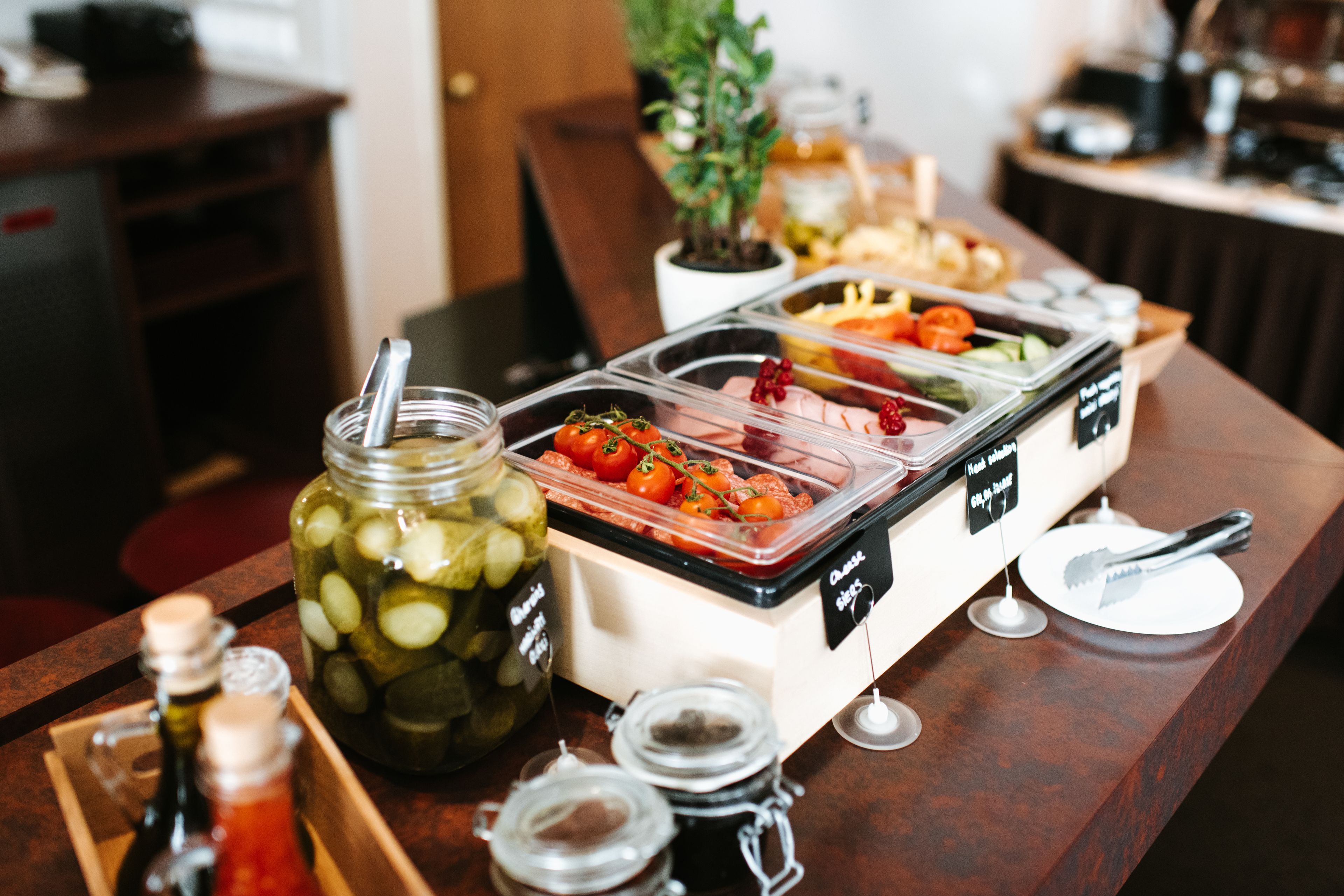 بوفيه فطور يوميًا بتكلفة قدرها (10 EUR للشخص)