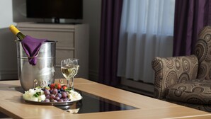 Superior Junior Suite with bath | Oppholdsområde | LCD-TV