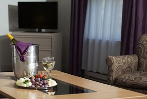 Superior Junior Suite with bath | Área de sala de estar | Televisión LCD