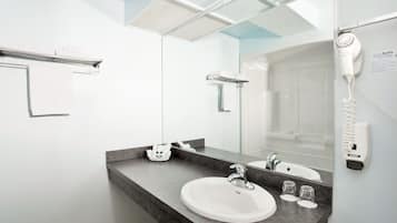 Superior Junior Suite with bath | Baño | Secador de pelo y toallas