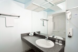 Superior Junior Suite with bath | Badezimmer | Haartrockner, Handtücher