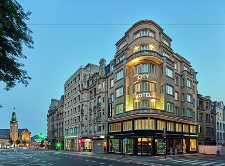 Fachada de la propiedad por la tarde o noche
