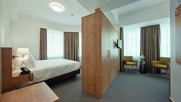 Junior suite, 1 queensize bed | Luxe beddengoed, een kluis op de kamer, een bureau