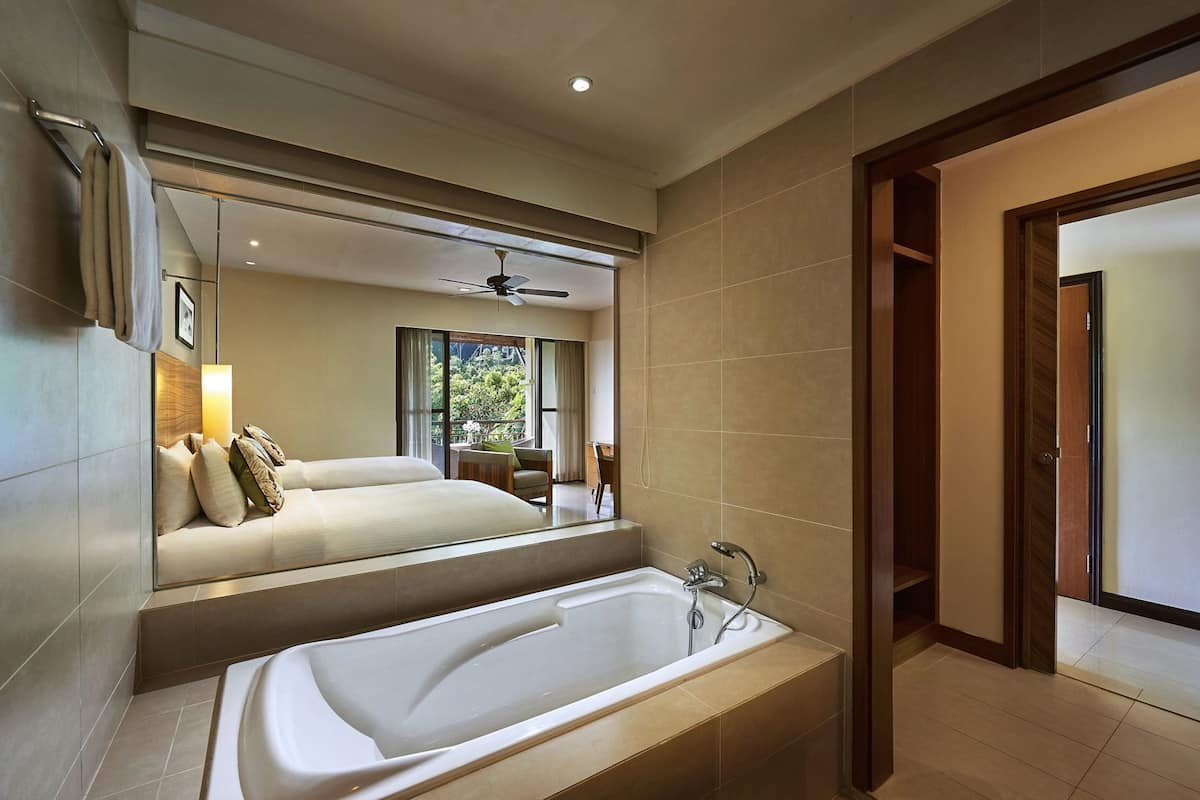 Minibar, safe på rommet, skrivebord og skrivebord for bærbar PC