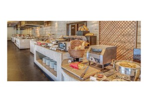 Se ofrece un desayuno bufé (110 MYR por persona)