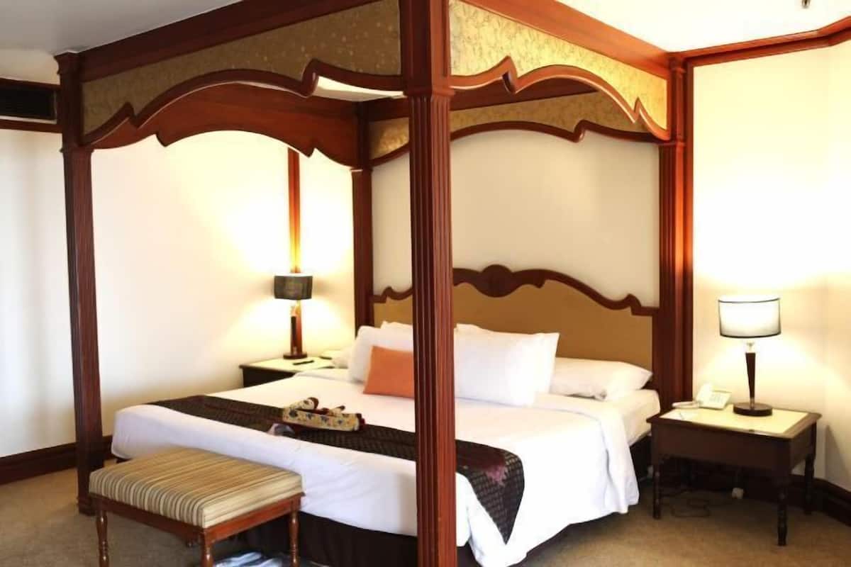 Minibar, in-room safe, iron/ironing board, free WiFi