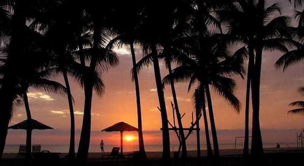 Kolam renang terbuka, payung kolam, kerusi lepak pantai 