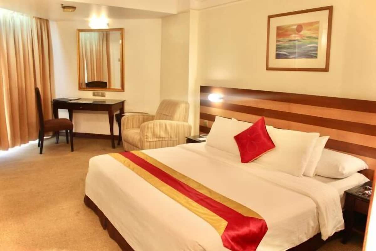 Minibar, in-room safe, iron/ironing board, free WiFi