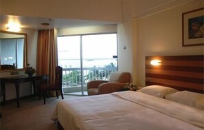 Executive Suite, 1 Double or 2 Twin Beds | Minibar, in-room safe, iron/ironing board, free WiFi