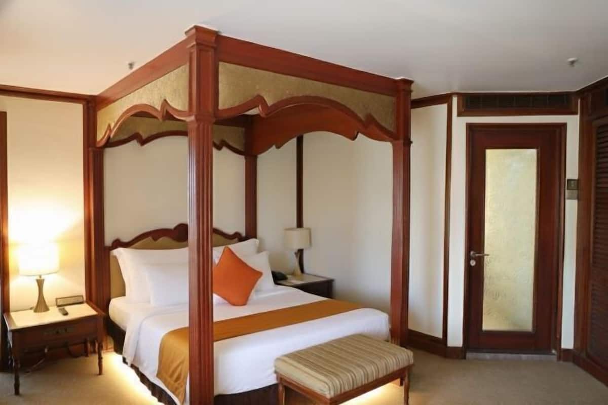 Minibar, in-room safe, iron/ironing board, free WiFi