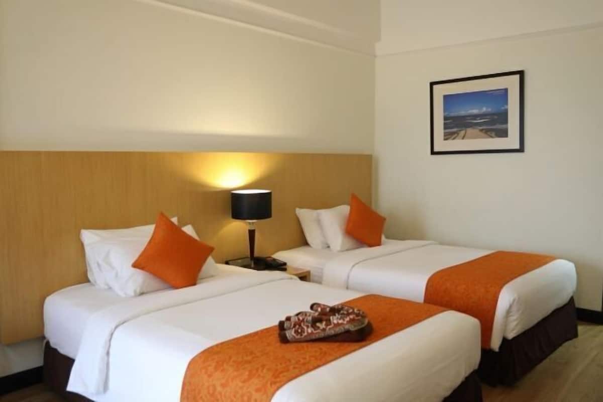 Minibar, in-room safe, iron/ironing board, free WiFi