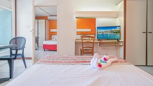 Escritorio, cortinas blackout, cunas gratuitas y wifi gratis 