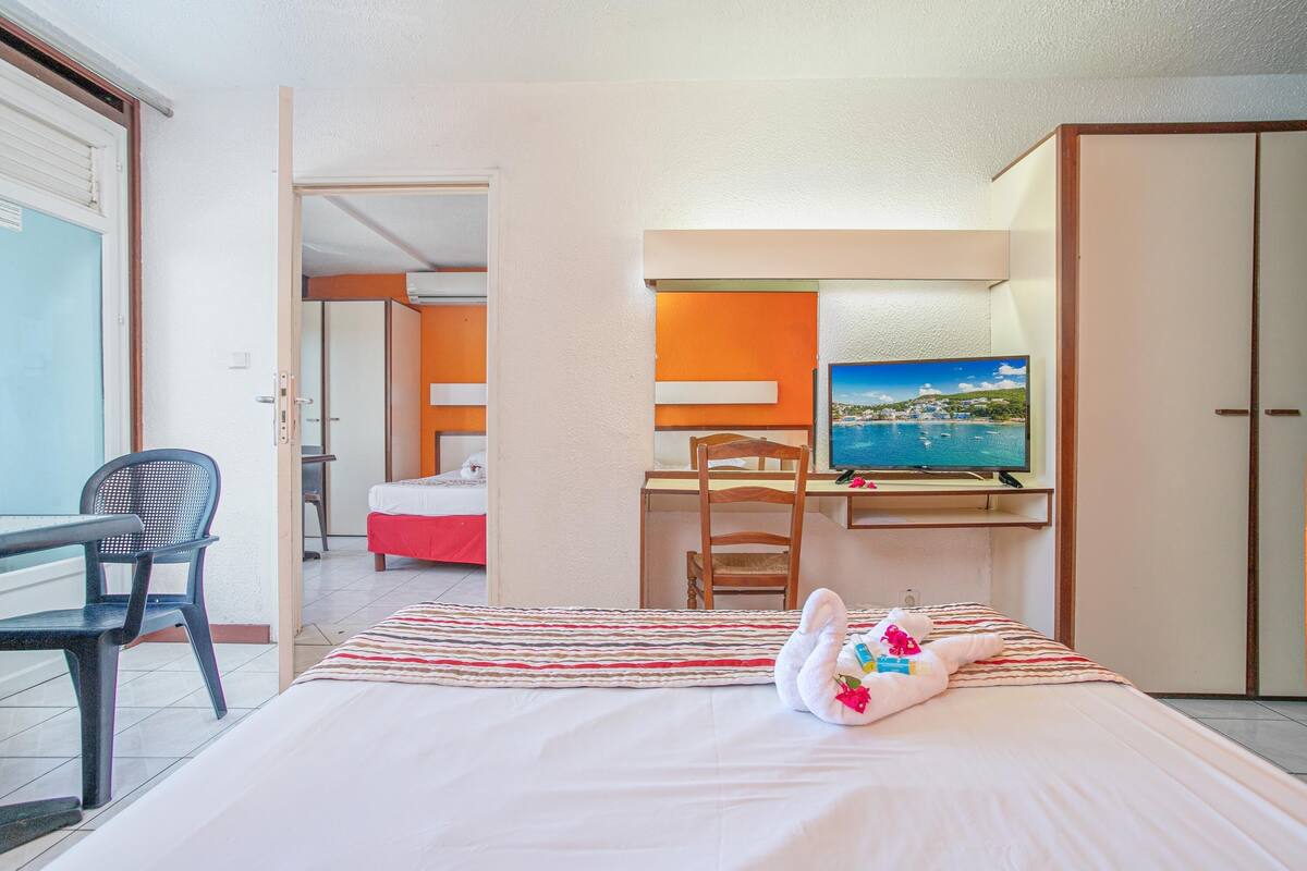 Family Apartment, Kitchenette | Desk, blackout drapes, cribs (free), WiFi (free)