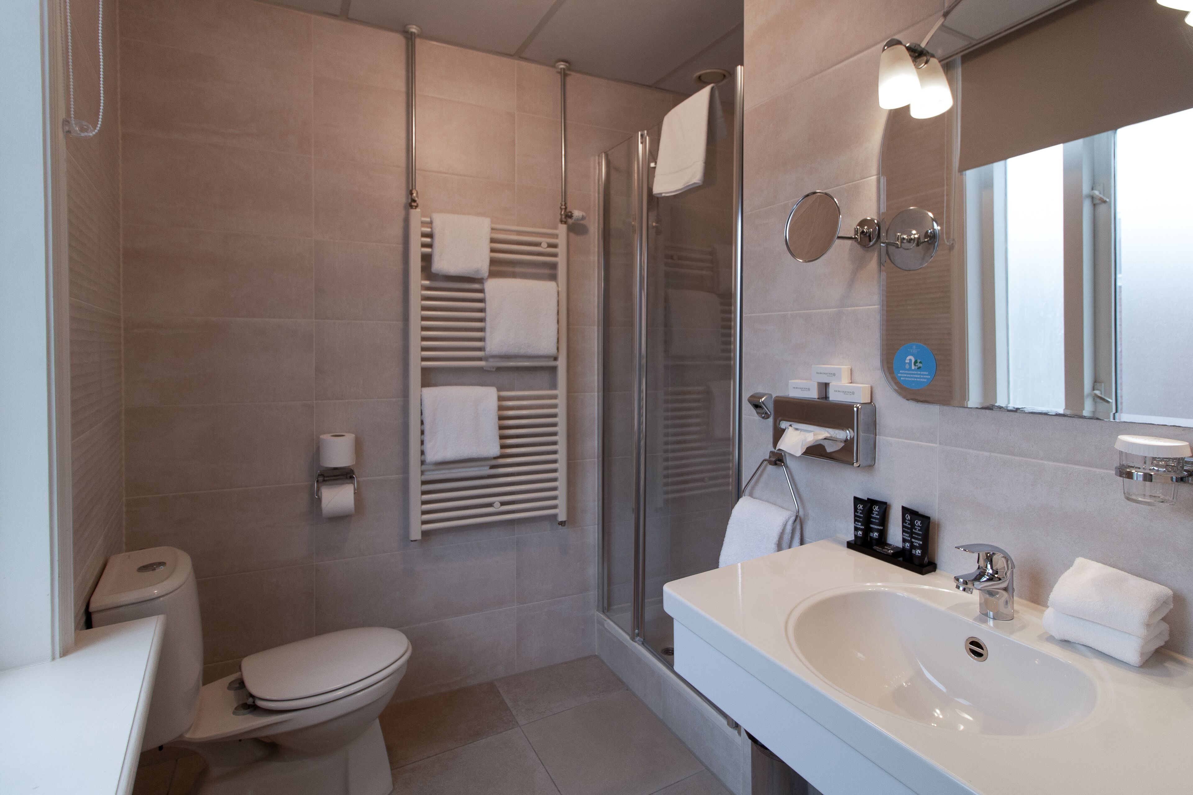 deluxe twin room | bathroom | combined shower/bathtub, hydromassage showerhead, free toiletries