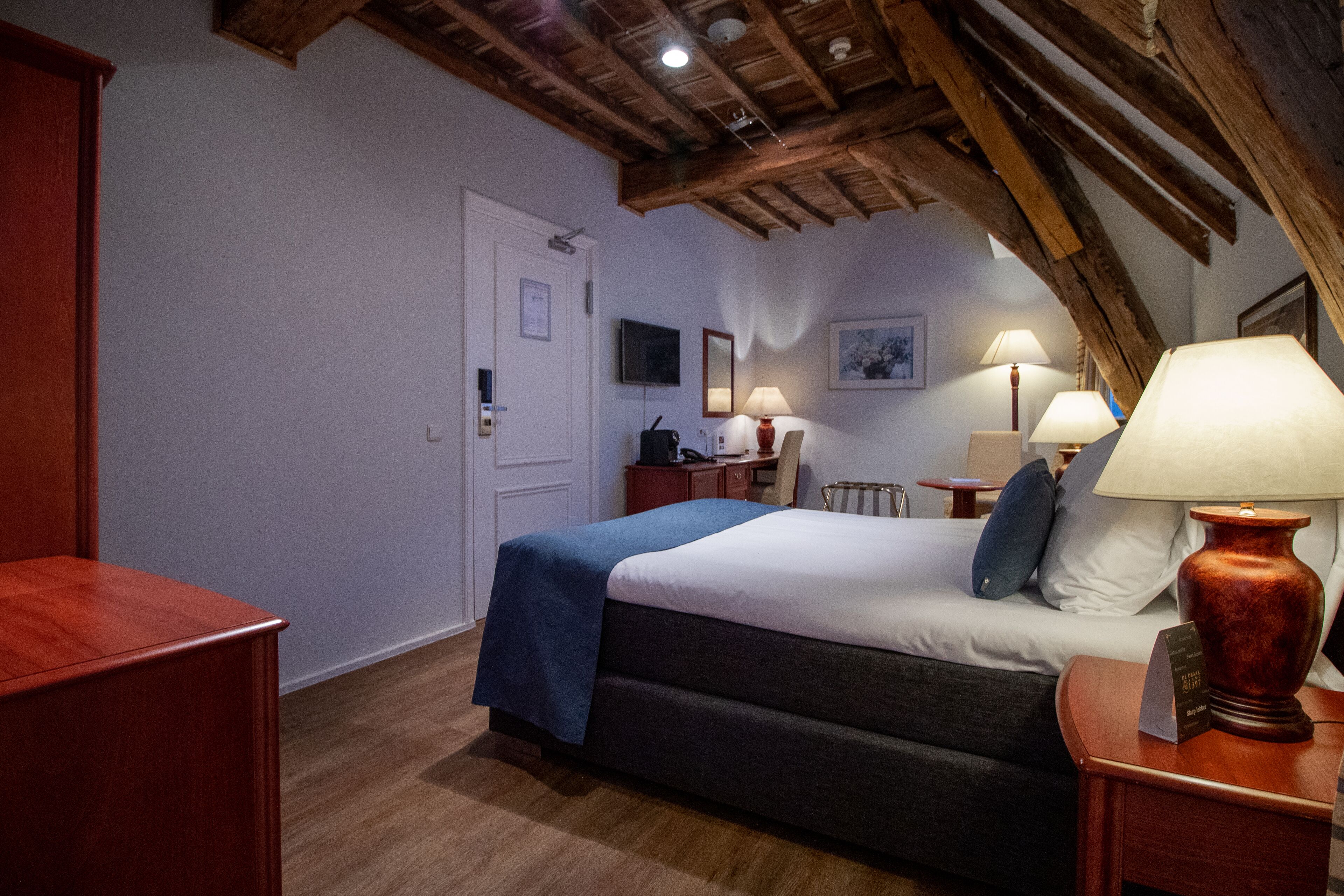 deluxe room (grandlit) | egyptian cotton sheets, premium bedding, minibar, in-room safe