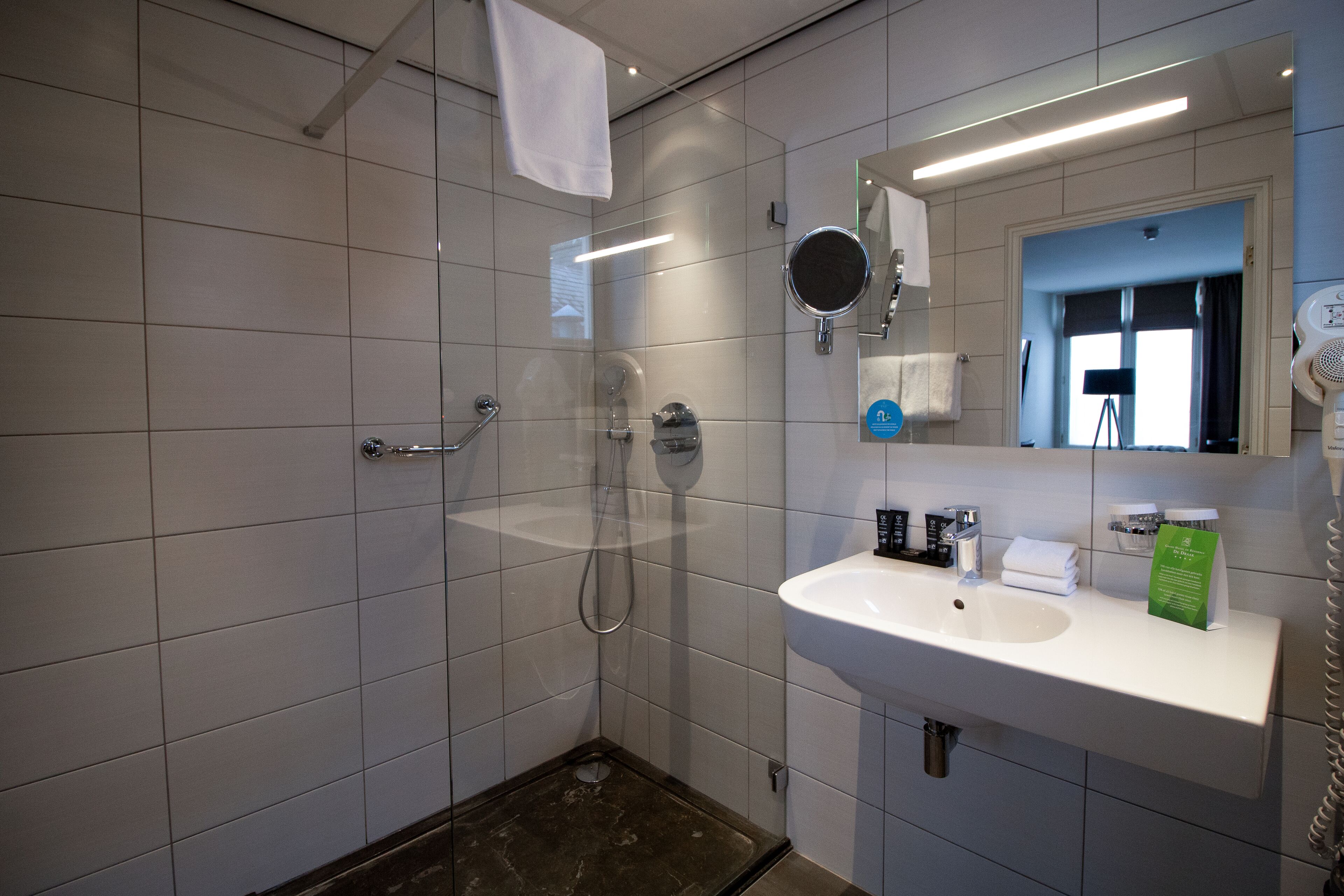 junior twin room | bathroom | combined shower/bathtub, hydromassage showerhead, free toiletries