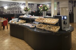 Daily buffet breakfast (EUR 17.75 per person)