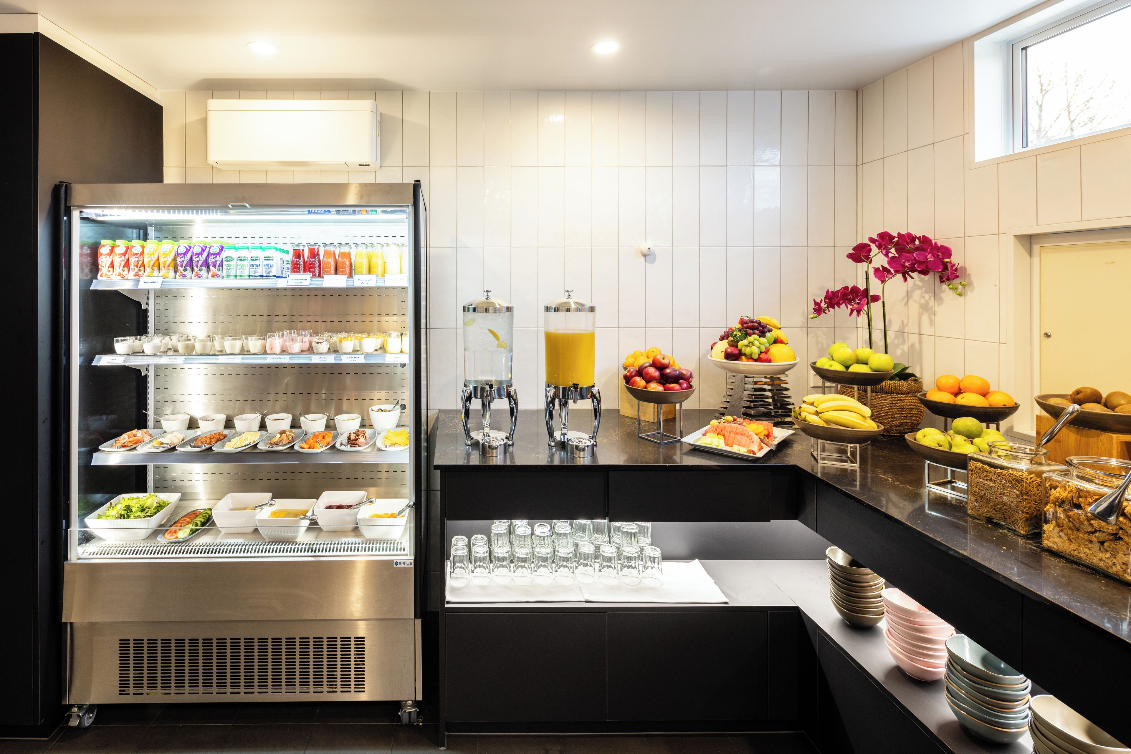 Daily cooked-to-order breakfast (NZD 37 per person)