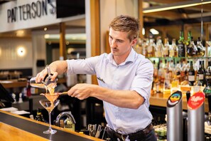 Bar (on property) - Commodore Airport Hotel (Christchurch)