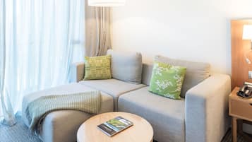 Business Room, 1 King Bed | Living area