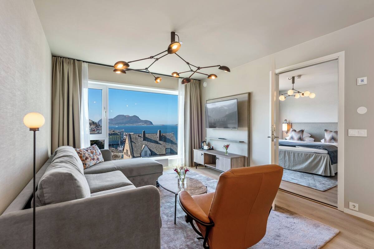 double room, corner | living area | tv