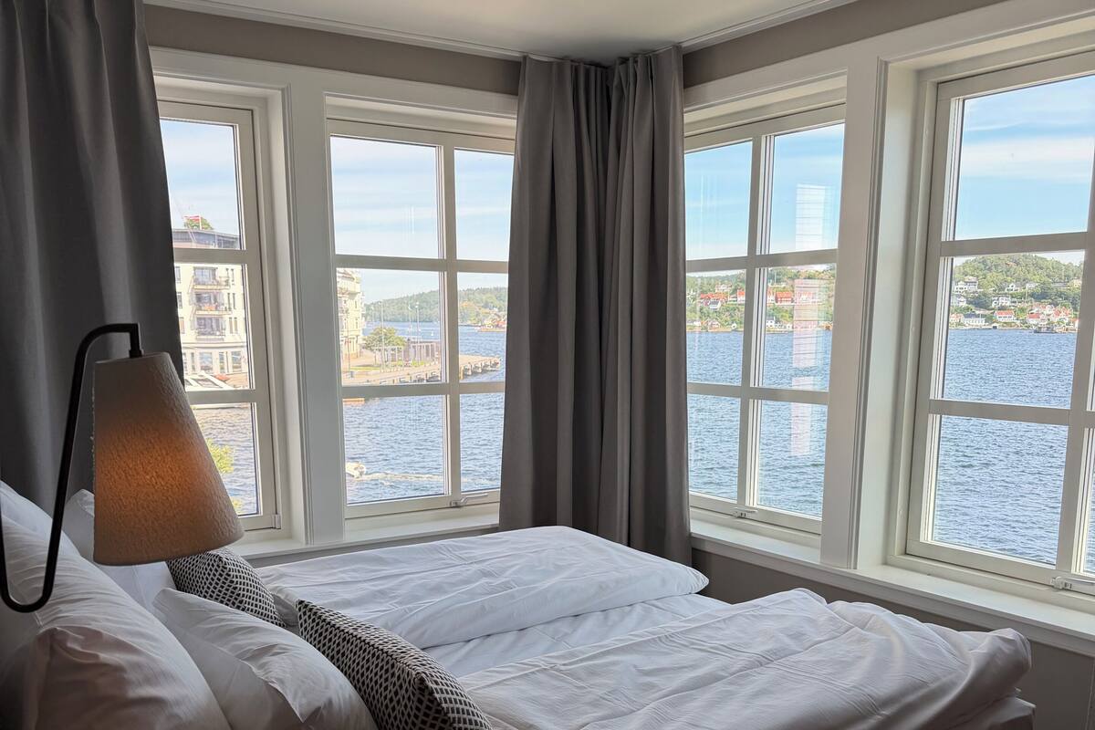Junior suite, niet-roken | Een minibar, een bureau, een laptopwerkplek, een strijkplank/strijkijzer