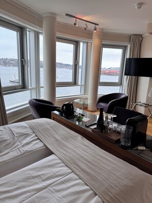 Deluxe Room, 1 Double Bed, Non Smoking | Minibar, desk, laptop workspace, iron/ironing board
