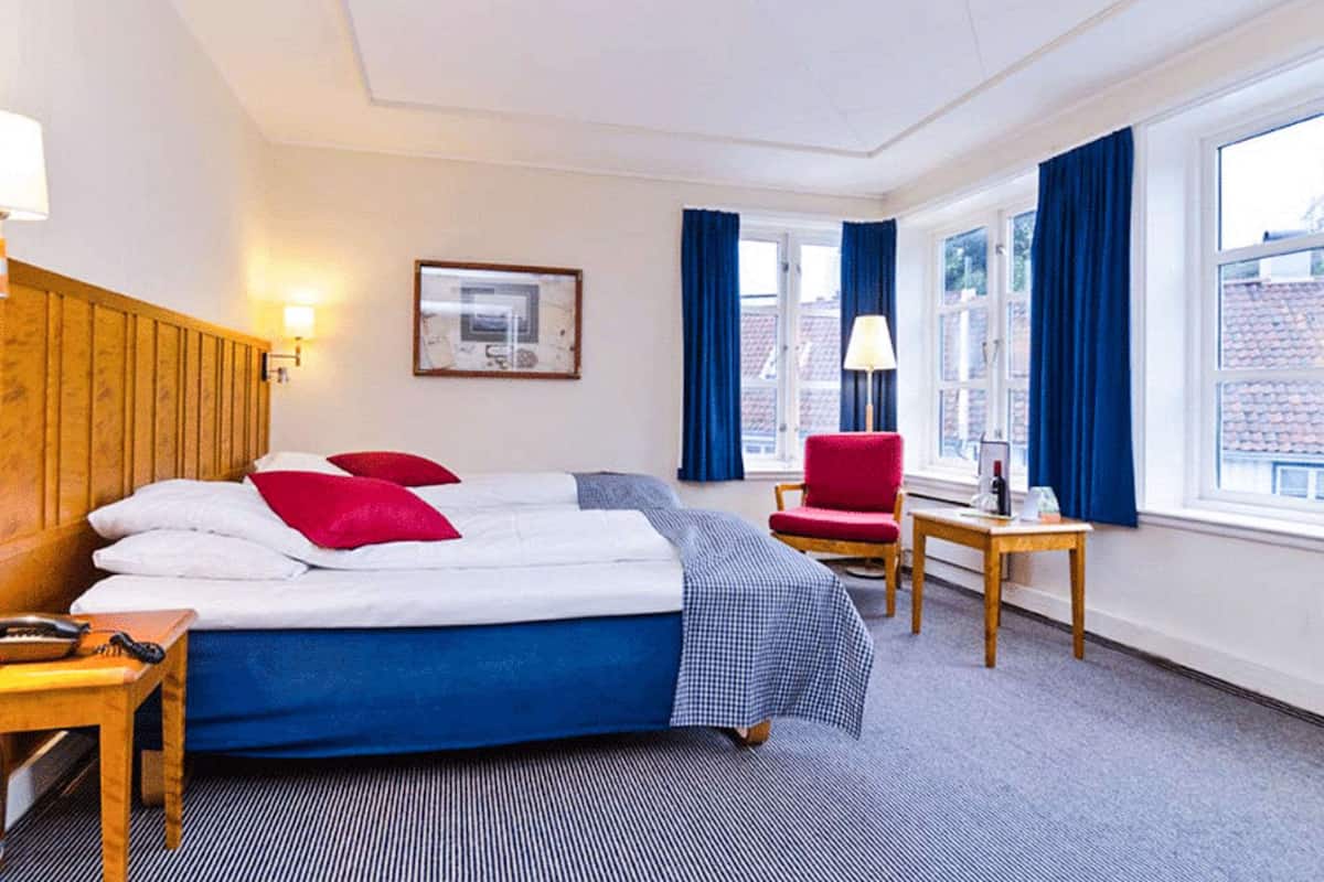 Standard Room, 2 Twin Beds, Non Smoking | Iron/ironing board, cribs/infant beds, rollaway beds, bed sheets