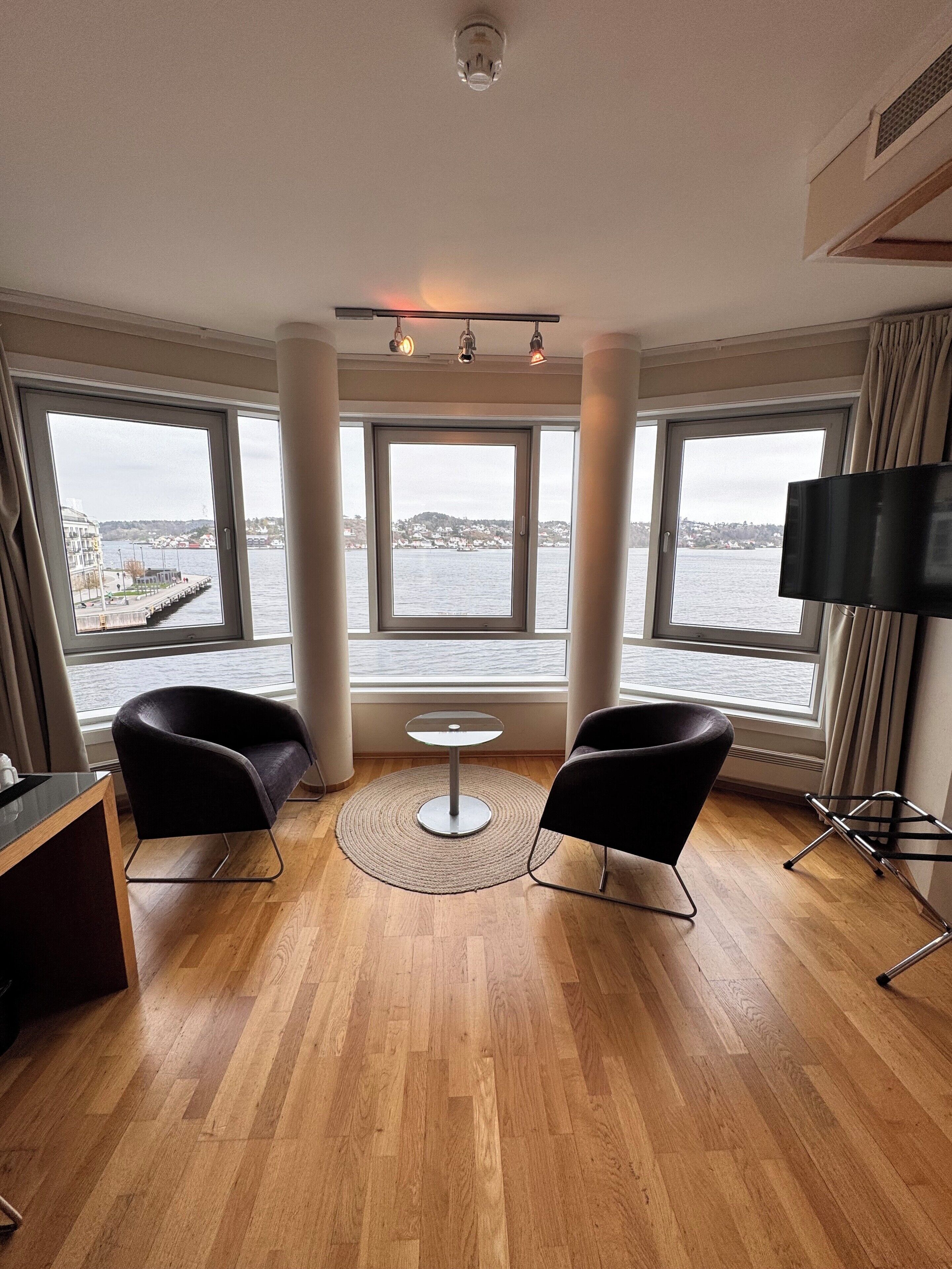 deluxe room, 1 double bed, non smoking | iron/ironing board, cots/infant beds, rollaway beds, bed sheets