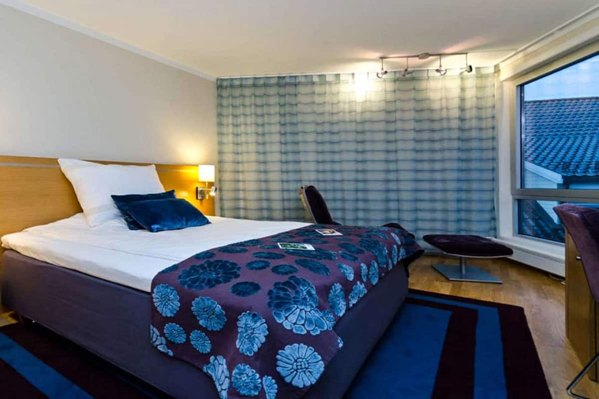 Superior Twin Room, 2 Twin Beds, Non Smoking | Iron/ironing board, cribs/infant beds, rollaway beds, bed sheets