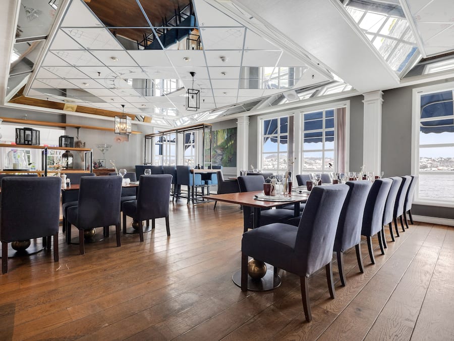 Lunsj og middag serveres, amerikanske retter, utsikt mot havet