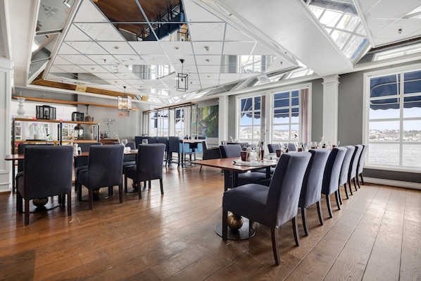 Lunch, dinner served; American cuisine, sea views - Clarion Hotel Tyholmen Arendal (Arendal)