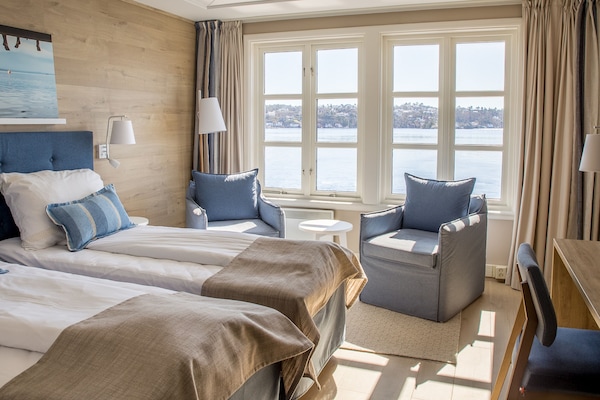 Escritorio y espacio para trabajar con laptop