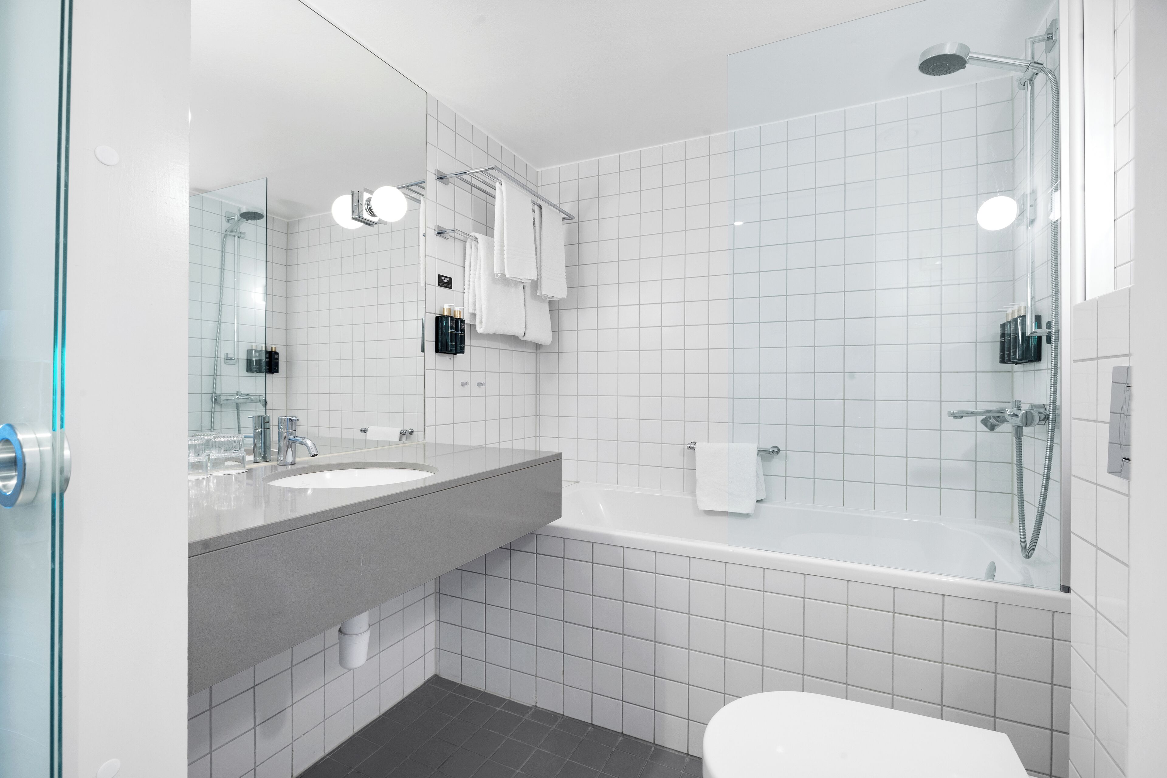 family room, non smoking | bathroom | towels