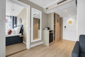 Habitación familiar, para no fumadores | Minibar, escritorio y espacio para trabajar con laptop