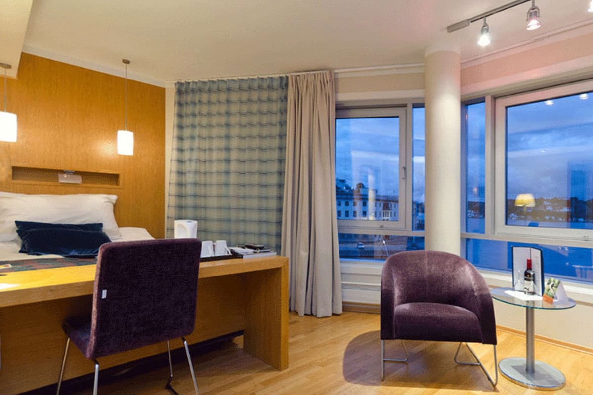 Deluxe Room, 1 Double Bed, Non Smoking | Iron/ironing board, cribs/infant beds, rollaway beds, bed sheets