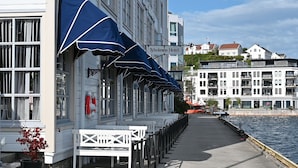 Hotel à beira-mar com área de estar externa e vista para a água.
