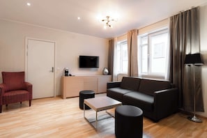 Desk, free cribs/infant beds, free WiFi, bed sheets - Scandic Byparken (Bergen)