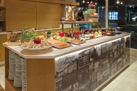 Daily buffet breakfast for a fee. Scandic Byparken