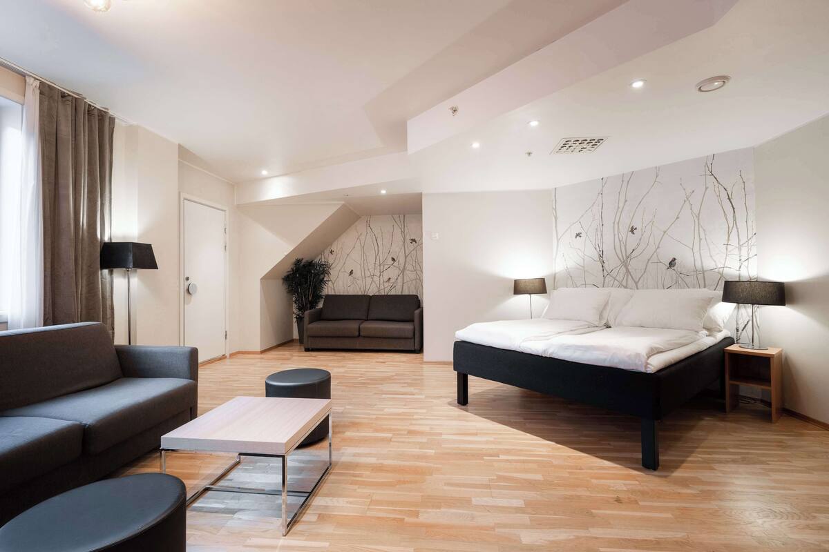 Presidential Suite | Desk, cribs (free), WiFi (free), bed sheets