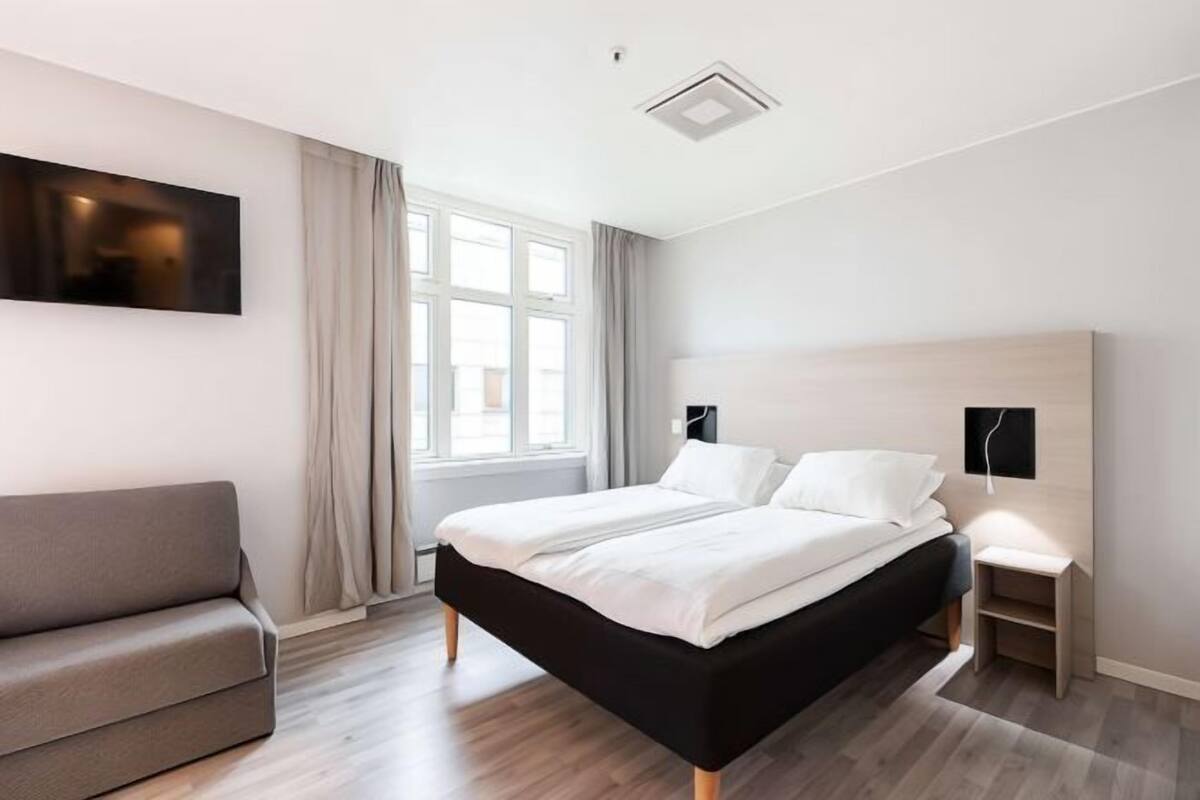 Desk, cribs (free), WiFi (free), bed sheets