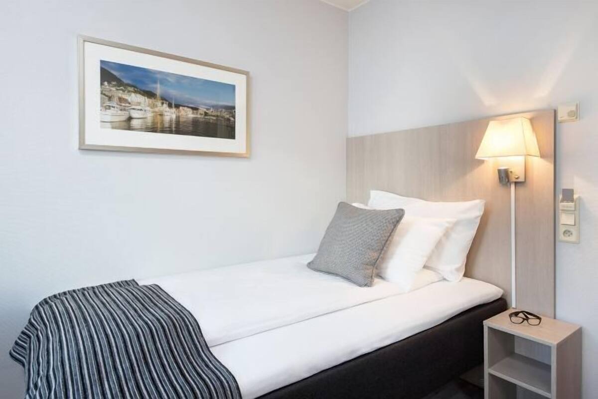 Desk, cribs (free), WiFi (free), bed sheets